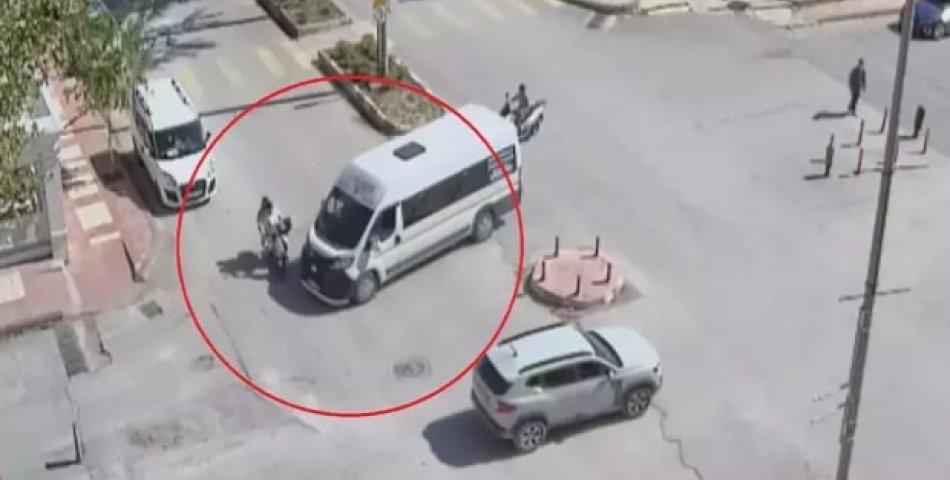 Elektrikli bisiklet ile minibüs çarpıştı: 2 yaralı