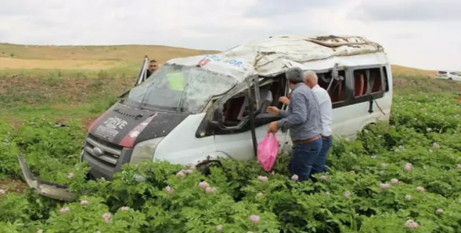 Minibüs takla attı: 1 ölü, 4 yaralı