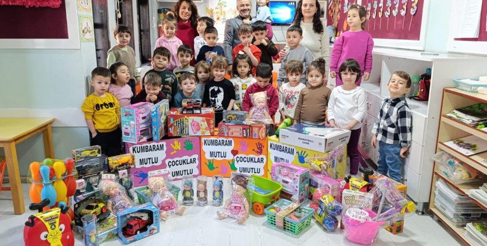 Minikler harçlıklarıyla Hatay’a oyuncak gönderdi