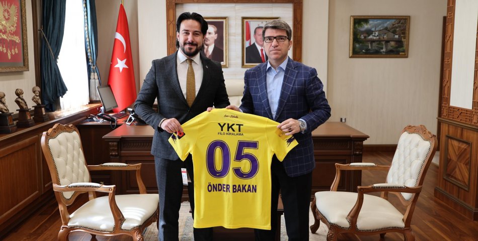 Özdemir’den Vali Bakan’a Eyüp Spor Forması