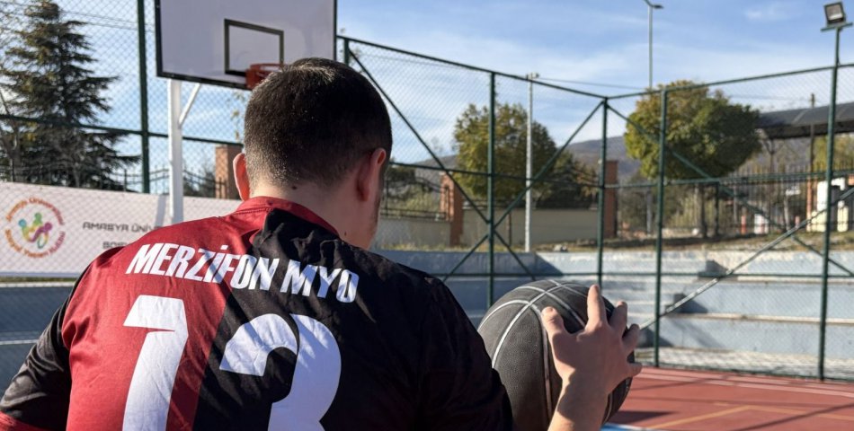 Merzifon'da üniversite öğrencileri potada ter döktü