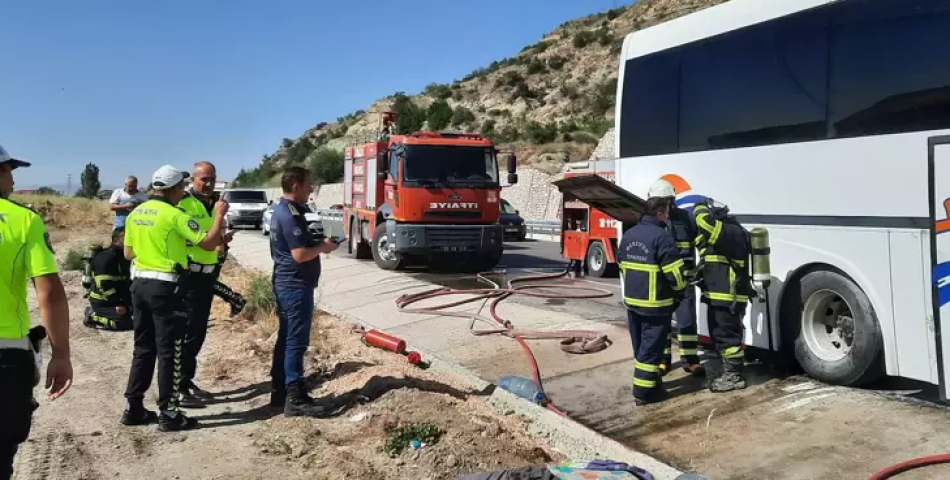 Otobüsün motor kısmında çıkan yangın sonrası 38 yolcu tahliye edildi