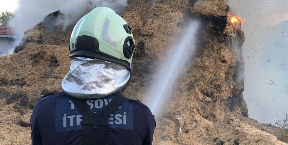 Yangında samanlar yandı, kamyonet kullanılmaz hale geldi