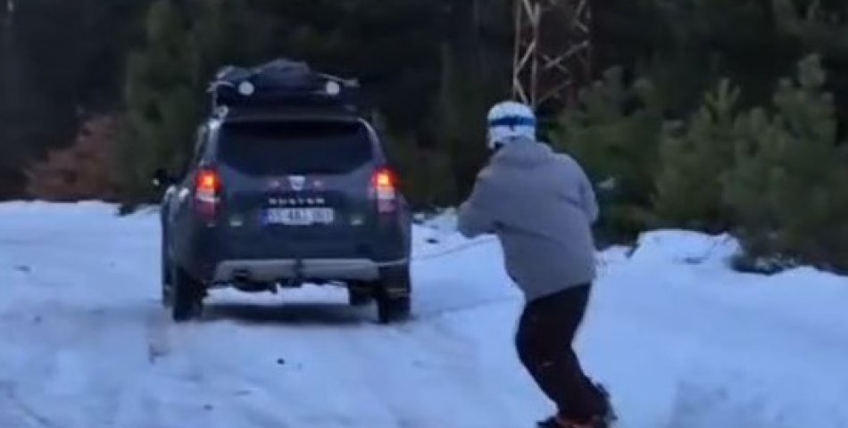 Otomobil arkasında snowboard