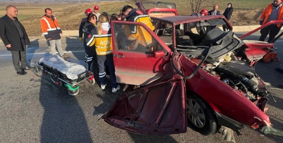 Amasya’da otomobilde sıkışan sürücüyü itfaiye kurtardı