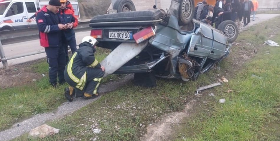 Amasya’da otomobil bariyere çarptığı kaza kamerada; 1 yaralı