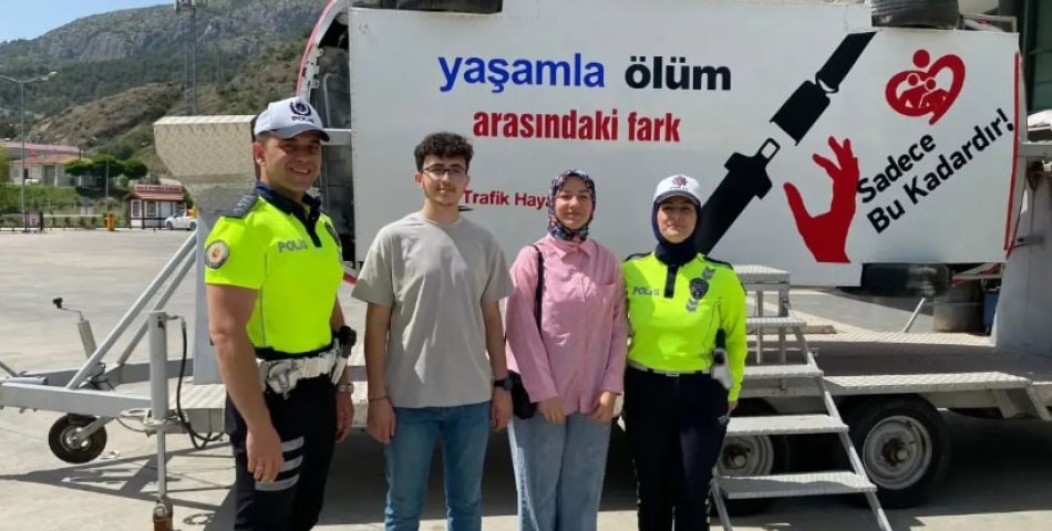 Polis, bayram yolcularına “simülasyon aracıyla” kemer uyarısı yaptı