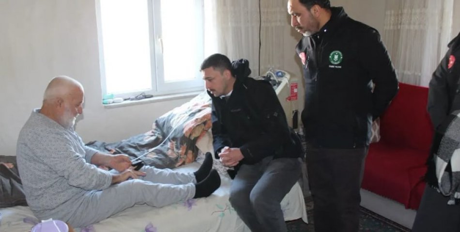 Mustafa amcaya tekerlekli sandalye desteği