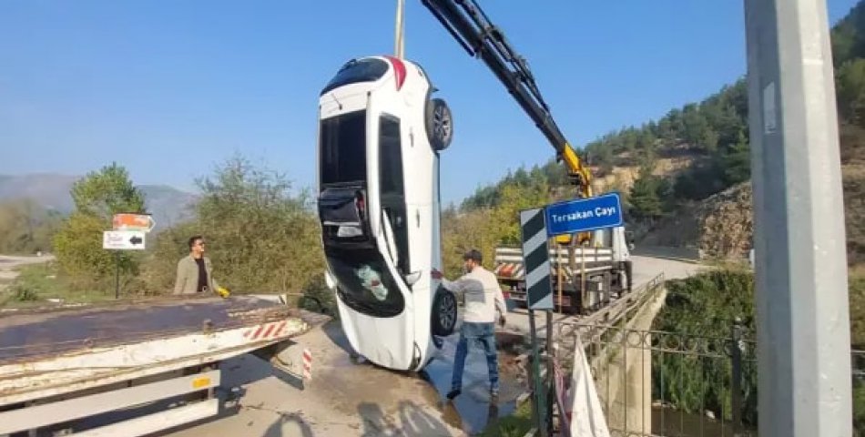 Çaya uçan otomobildeki 2 kız çocuğunu sürücüler kurtardı