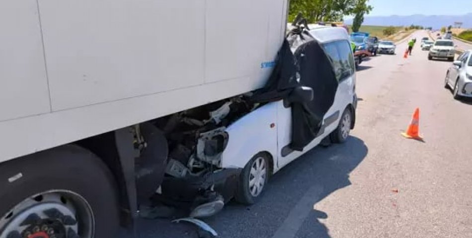 TIR’a çarpan hafif ticari aracın sürücüsü hayatını kaybetti