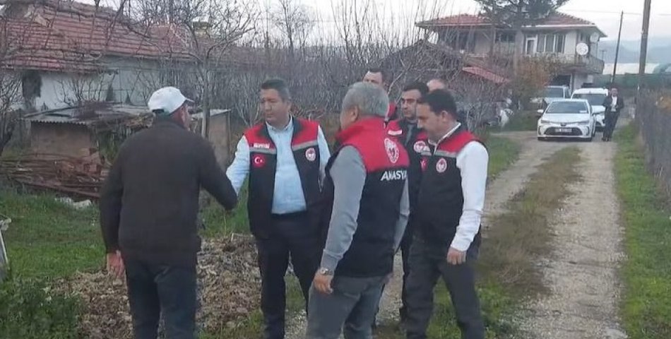 İl Müdürü Arslan’dan üzümlerini dondan koruyan üreticiye ziyaret