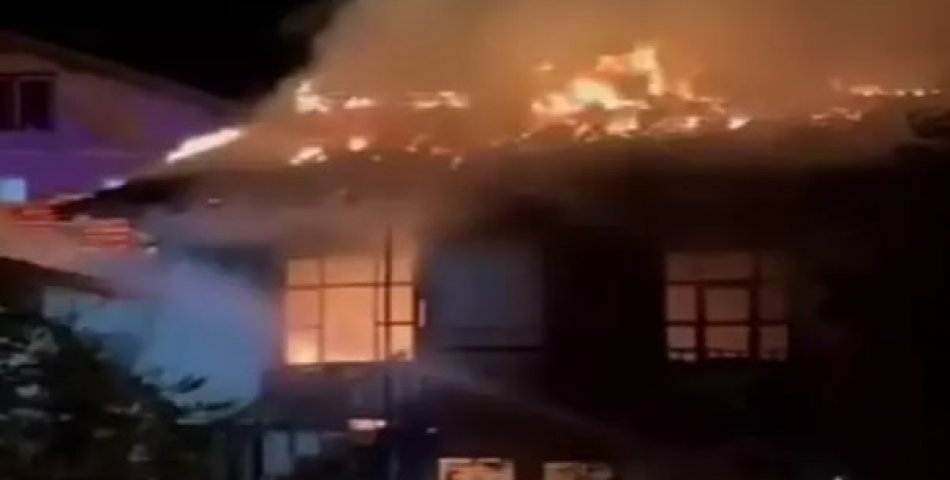 Yangında 2 katlı ev kül oldu