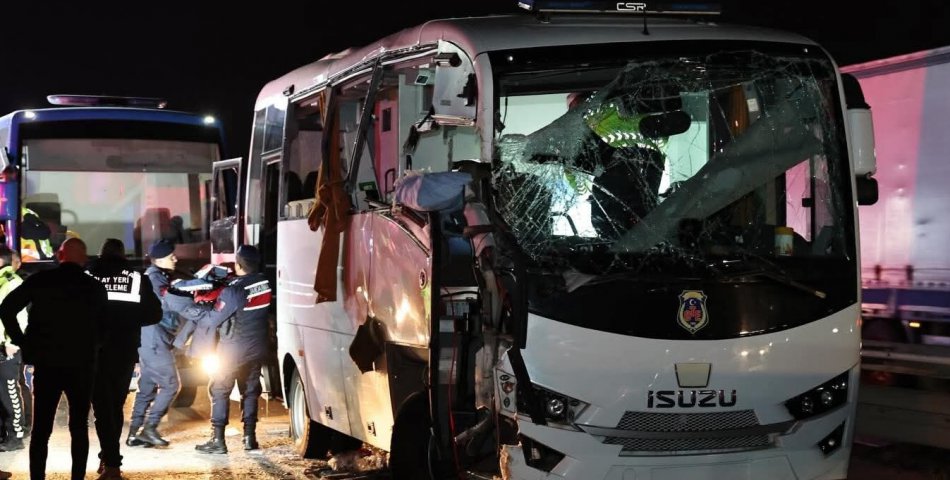 3 aracın karıştığı zincirleme kaza: 12’si mahkum 23 yaralı