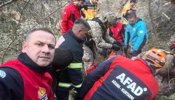 Kayalıklardan aşağıya düştü, askeri helikopterle kurtarıldı