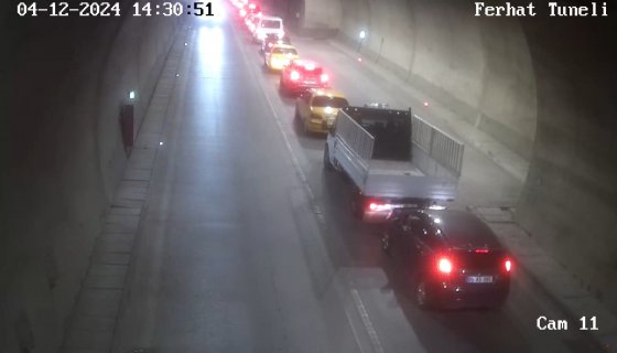 Tünelde, 3 dakika ara ile maddi hasarlı kaza