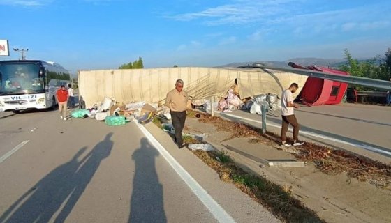 Süt yüklü tanker ile TIR çarpıştı: 1 yaralı