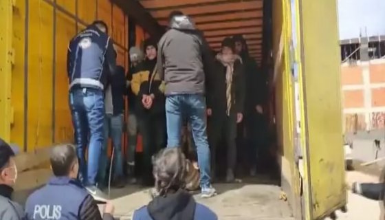 TIR’ın dorsesinden 10 kaçak göçmen çıktı; 1 gözaltı