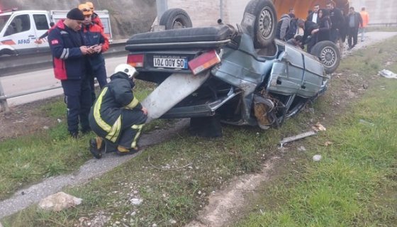 Amasya’da otomobil bariyere çarptığı kaza kamerada; 1 yaralı