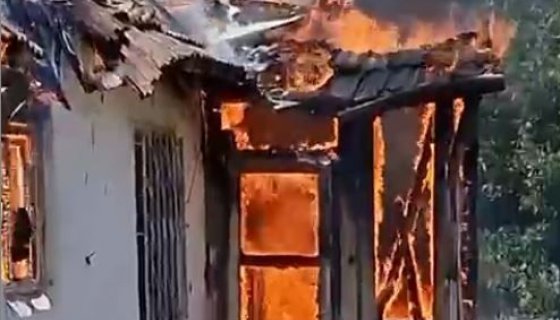 Müstakil ev alev alev yandı