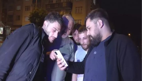 Cep telefonuyla oyun oynarken yıldırım düştü; o anlar kamerada